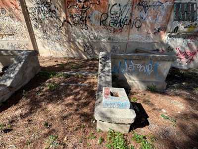 Mentre di fronte alla facciata, dove resistono le scale oggi sotterrate da una pioggia di aghi di pino, c�era �l�area giochi�...